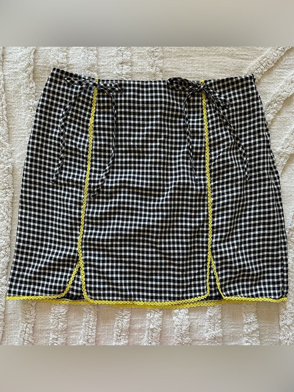 pretty damage black gingham skirt w yellow trim / size medium